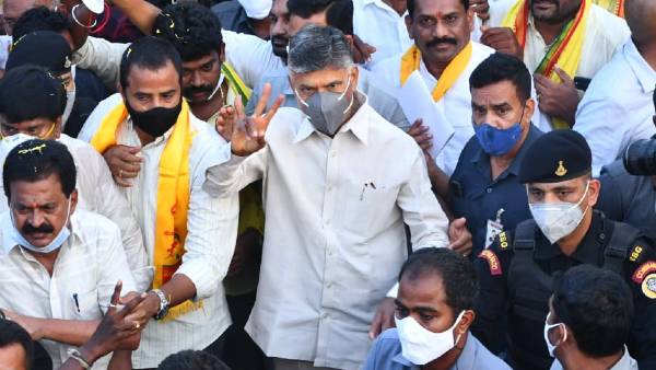 నా సభపై రాళ్లు వేస్తారా ? మందు పాతరలకే భయపడ లేదన్న చంద్రబాబు