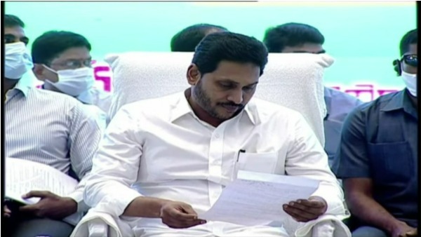 వాలంటీర్లకు ఉగాది అవార్డుల ప్రదానం