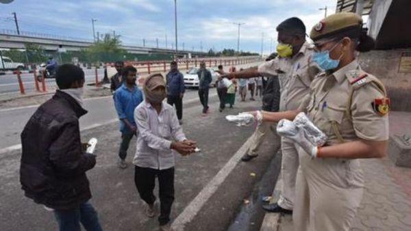 Coronavirus:Delhi Police acts with humanity, Have a look as what they are doing Coronavirus:Delhi Police acts with humanity, Have a look as what they are doing