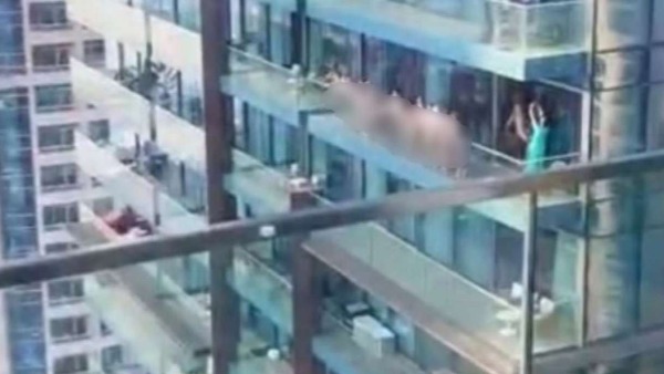 ఫోటోలు తీయడంతో