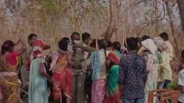 పోడు భూములలో కందకాలు తీసేందుకు ప్రయత్నం చేసిన బీట్ కానిస్టేబుల్స్ పై దాడి