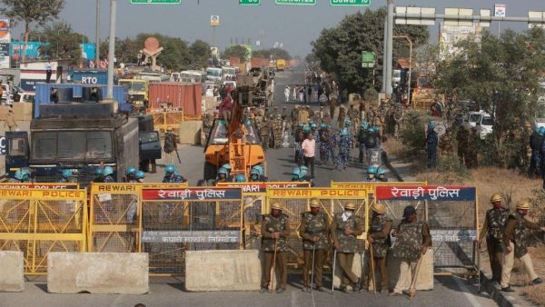 Farmers Protest: Delhi police shut borders, ask motorists to look foralternative routes Farmers Protest: Delhi police shut borders, ask motorists to look foralternative routes