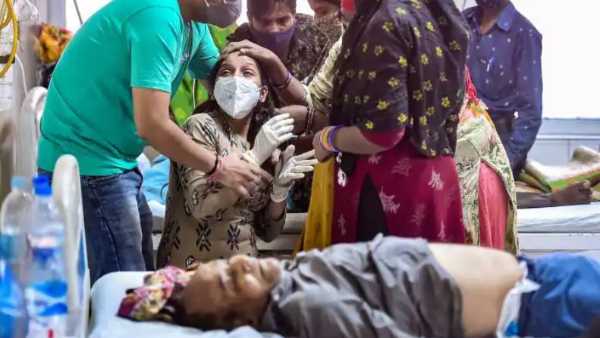 రోధిస్తున్న కుటుంబ సభ్యురాలు