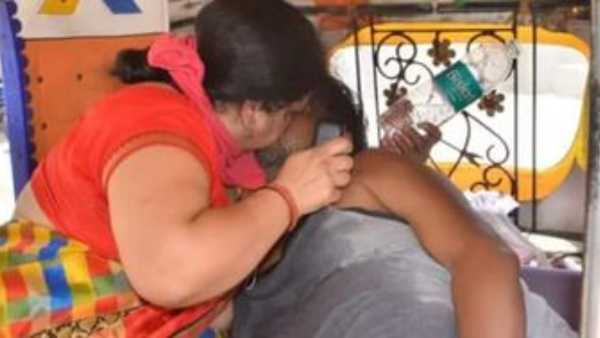 Heartbreaking pictures show Agra woman resuscitating dying Covid positive husband by breathing into mouth Heartbreaking pictures show Agra woman resuscitating dying Covid positive husband by breathing into mouth