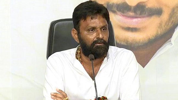 పవన్ కు ఇంకా బుద్ధి రాలేదు .. ఓటుహక్కు లేని పిల్లలతో సీఎం అని పిలిపించుకుంటాడు