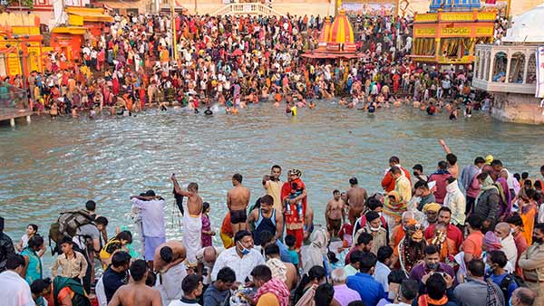 కుంభమేళా నిర్వహించడం పై విమర్శలు .. సమర్ధించిన సీఎం