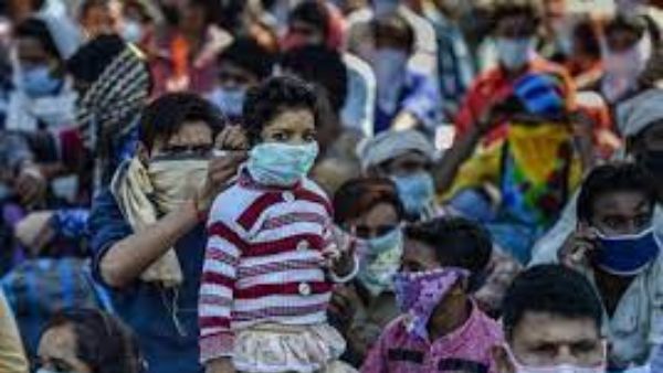 ఢిల్లీలో ఆరు రోజుల కర్ఫ్యూతో వలస బాట పట్టిన కూలీలు