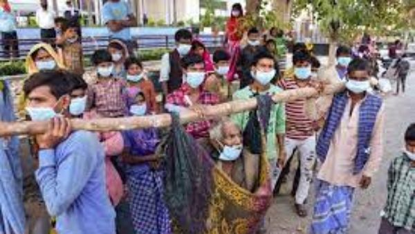 ఆనంద్ విహార్ వద్ద బస్సుల కోసం వేలాది కూలీలు