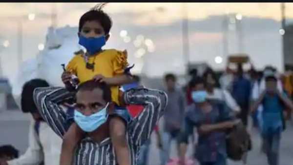 బారులుతీరిన కూలీలు
