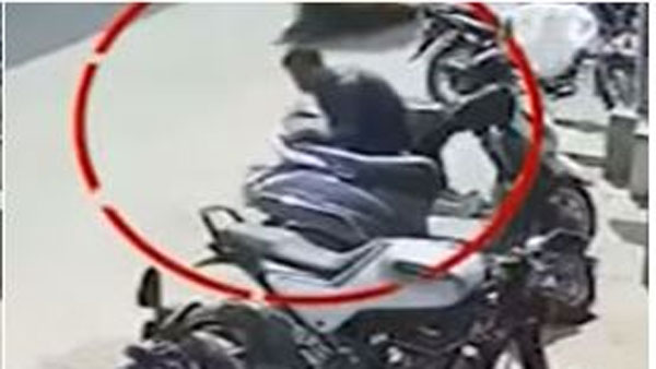 man stolen rs.9 lakh from a scooty dicky in guntur town man stolen rs.9 lakh from a scooty dicky in guntur town