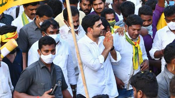 మోడీని చూస్తే.. టేబుల్ కిందికి
