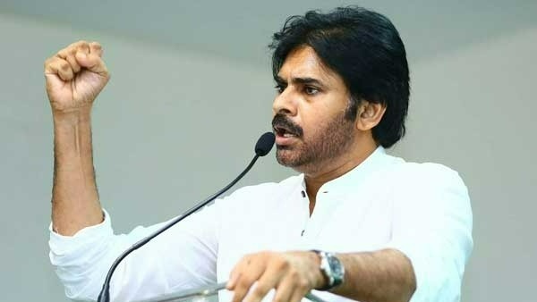 మండిపడిన పవన్ ఫ్యాన్స్ .. ఓ రేంజ్ లో ఇచ్చేశారుగా !!