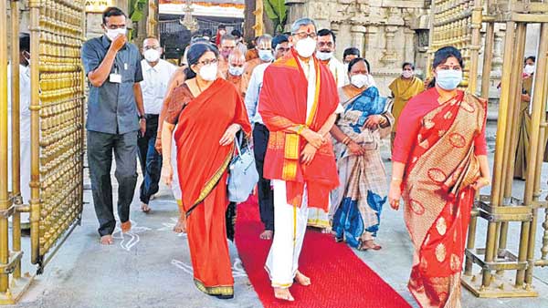 సతీమణితో కలిసి..