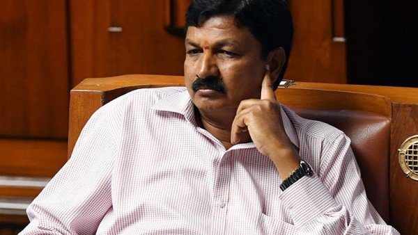 సీడీ లేడీ ఆ ఫ్లాట్ కు ఎన్నిసార్లు వచ్చింది ?, ఎందుకు వచ్చింది