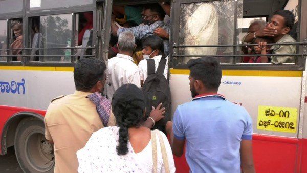 కర్ణాటక నుంచి నడకదారినే శ్రీశైలంకు భక్తులు
