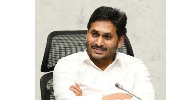 కర్నూలు జిల్లాకు చెందిన ఓ వ్యక్తి వీరాభిమానం