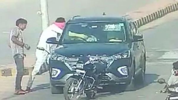 నడిరోడ్డుపై కాల్చివేత..