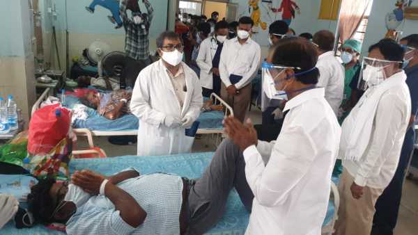 ఫేస్షీల్డుతో కొవిడ్ వార్డుకు..
