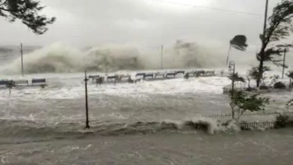 Cyclone Yaas Updates: Landfall process begins as heavy rain, strong winds hit Odisha coast Cyclone Yaas Updates: Landfall process begins as heavy rain, strong winds hit Odisha coast