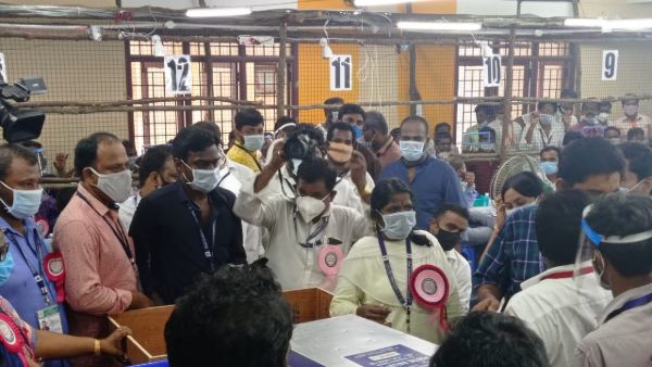 మేము ఇక్కడే ఉన్నాము తంబి
