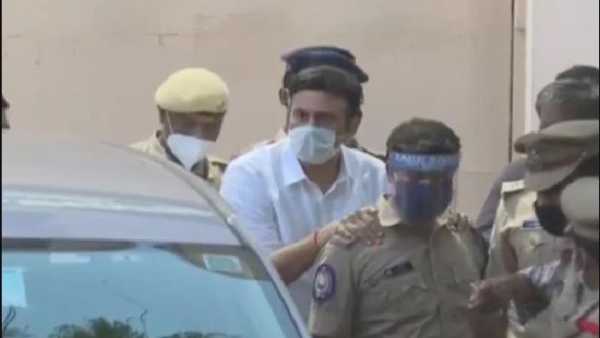 ఫ్యామిలీ తోడుగా ఆస్పత్రికి..