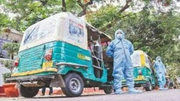ప్రతి ఆటో అంబులెన్స్లో ఆక్సిజన్ సిలిండర్ మరియు శానిటైజర్