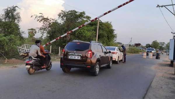 అంబులెన్స్ లను సైతం నిలిపివేసిన తెలంగాణా పోలీసులు