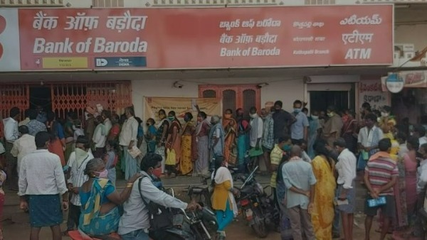 No corona norms: huge people reached for money at kothapalli bank of baroda branch. No corona norms: huge people reached for money at kothapalli bank of baroda branch.