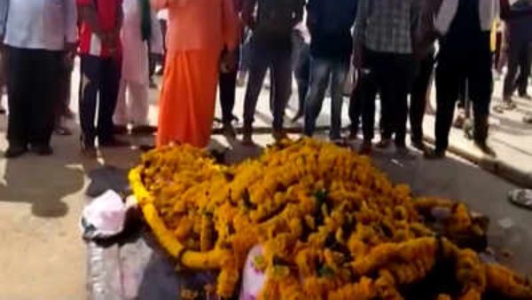 Karnataka: People were seen at the funeral of a horse in the Belagavi as Covid19 restrictions Karnataka: People were seen at the funeral of a horse in the Belagavi as Covid19 restrictions