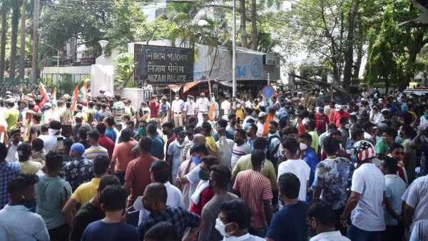 Monday was a day of high drama in Bengal and particularly Kolkata where 3 top TMC leaders were arrested by the CBI in the Narada sting case. They were granted bail only to be rejected later. On Tuesday, they were taken to the hospital after complaints of illness. Monday was a day of high drama in Bengal and particularly Kolkata where 3 top TMC leaders were arrested by the CBI in the Narada sting case. They were granted bail only to be rejected later. On Tuesday, they were taken to the hospital after complaints of illness.