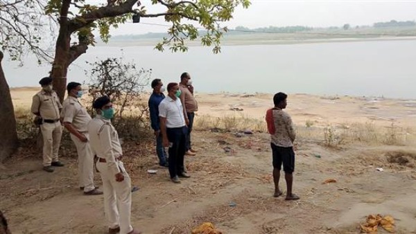 NHRC issues notice to Centre, UP and Bihar over dead bodies floating in Ganga NHRC issues notice to Centre, UP and Bihar over dead bodies floating in Ganga
