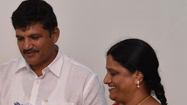 తప్పుడు కేసులు పెట్టారని ఏసీబీ కార్యాలయం వద్ద ధూళిపాళ్ళ సతీమణి ఆరోపణ