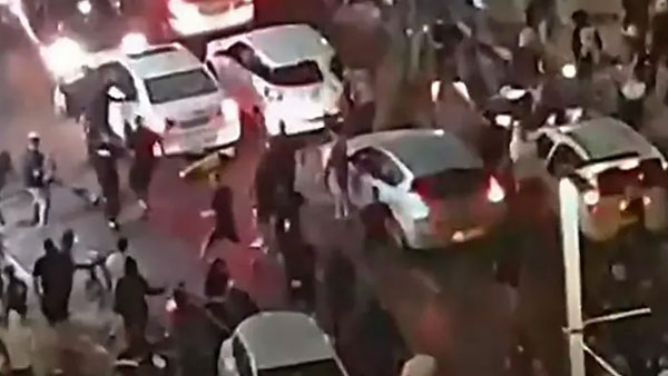 Israeli Mob Lynching Arab Man Near Tel Aviv Aired Live on Israeli TV, Gaza attack toll jumps Israeli Mob Lynching Arab Man Near Tel Aviv Aired Live on Israeli TV, Gaza attack toll jumps