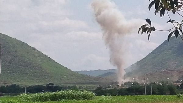 వాహనం నుండి జిలెటిన్ స్టిక్స్ అన్ లోడ్ చేస్తుండగా పేలుడు , 10 మంది మృతి