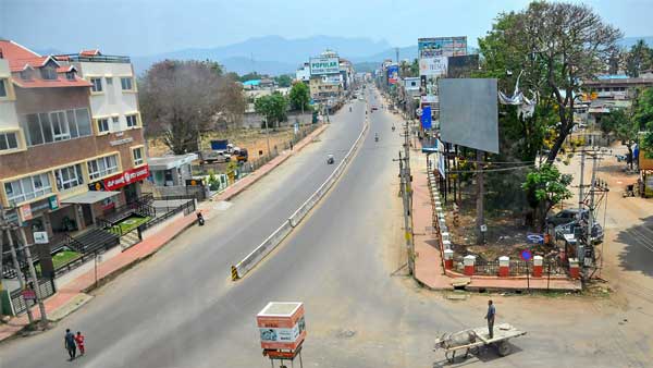 లాక్డౌన్ ఆంక్షల పట్ల అవగాహన పెంచుకోవాలి.. సహనానికి పరీక్ష పెట్టొద్దని హెచ్చరిస్తున్న పోలీసులు..