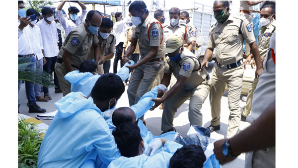 కాలేజీ సెక్యూరిటీ సిబ్బందితో తోపులాట..