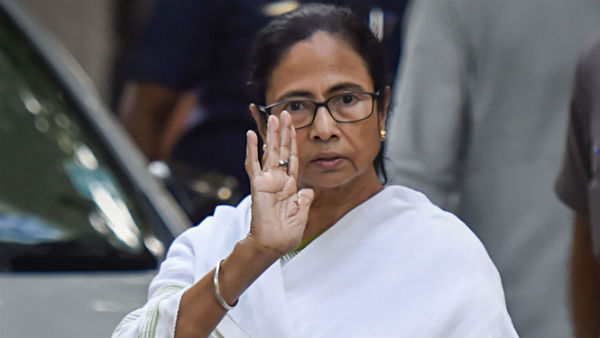 కోవిడ్ కారణంగా విజయోత్సవ వేడుకలపై బ్యాన్ , ప్రోటోకాల్స్ ఉల్లంఘించిన టీఎంసీ కార్యకర్తలు