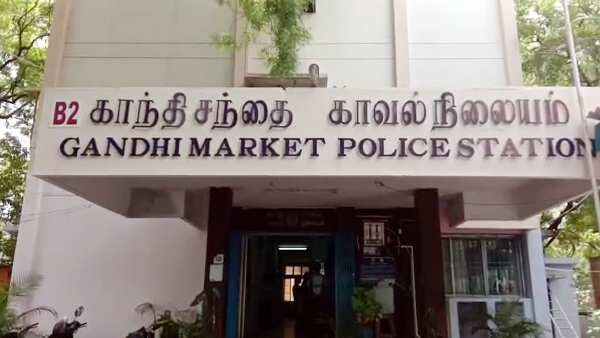 మార్కెట్ లో రెడ్ హ్యాండెడ్ గా చిక్కారు