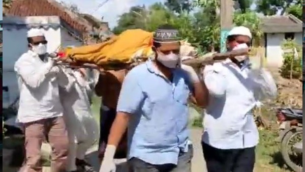Muslim brothers held a Hindu woman coronavirus patient funeral. Muslim brothers held a Hindu woman coronavirus patient funeral.