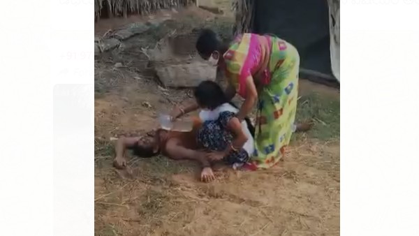 నిస్సహాయంగా చూస్తూ నిలుచున్న జనం , తండ్రిని పట్టుకుని, గొంతులో గుక్కెడు నీళ్ళు పోసిన కూతురు