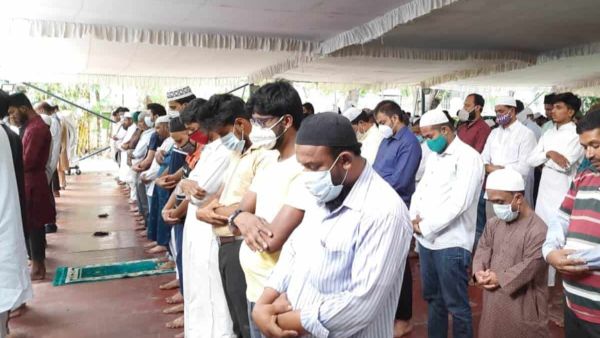 శుక్రవారం మక్కా మసీదులో వందల సంఖ్యలో ముస్లింల ప్రార్ధనలు