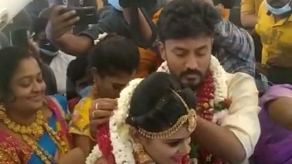 Tamil Nadu: A couple tied the knot on-board a chartered flight avoid Covid19 restrictions Tamil Nadu: A couple tied the knot on-board a chartered flight avoid Covid19 restrictions
