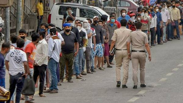 rush in wineshops in telangana due to lockdown rush in wineshops in telangana due to lockdown