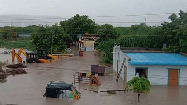 Heavy rains in Kurnool district: some villages in flood water Heavy rains in Kurnool district: some villages in flood water