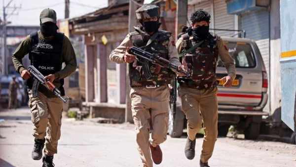 7 Civilians Injured As Terrorists Hurl Grenade At CRPF Vehicle In Pulwama Tral in kashmir 7 Civilians Injured As Terrorists Hurl Grenade At CRPF Vehicle In Pulwama Tral in kashmir