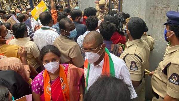 ముంపు ప్రాంతాలు ప్రమాదంలో ఉన్నాయి.. గుర్తించాలన్న బీజేపీ మహిళా నేతలు..