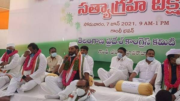 కరోన, బ్లాక్ ఫంగస్ కు ఉచిత చికిత్స అందించాలి.. సత్యాగ్రహ దీక్షలో ఉత్తమ్ డిమాండ్.