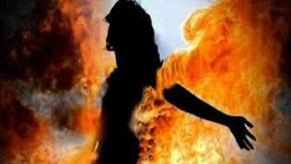 పెట్రోల్ పోసి నిప్పంటించిన తల్లిదండ్రులు, సోదరుడు