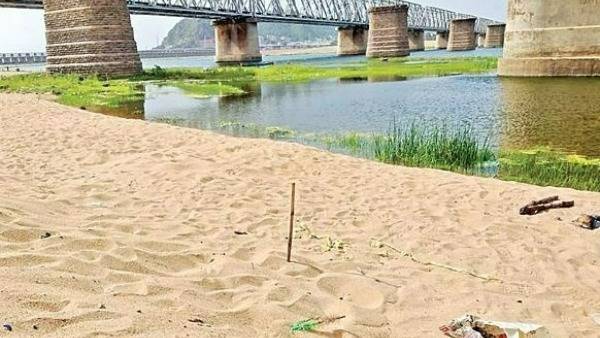కాబోయే భర్తతో సీతాపురం పుష్కరఘాట్కి..