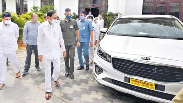 కరోనా లాక్ డౌన్ సమయంలో తగ్గిన ఆదాయం .. లగ్జరీ కార్లు అధికారులకు అవసరమే అన్న కేసీఆర్